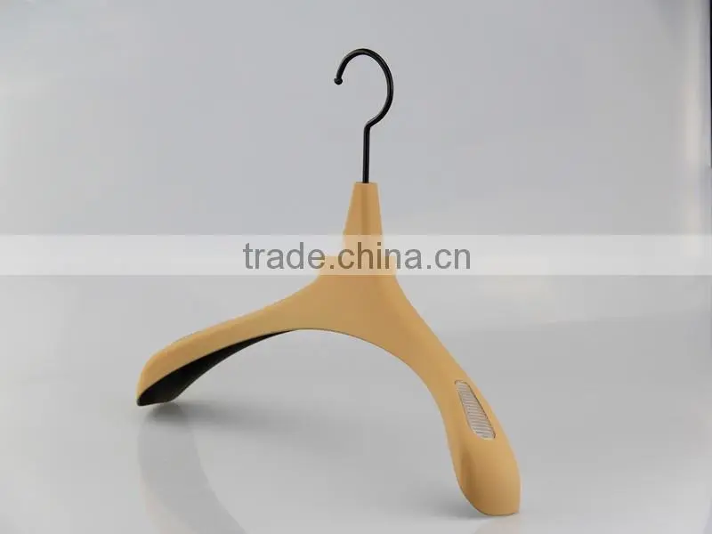 HA6865 plastic hanger with antislip strip rubber coated coat hanger