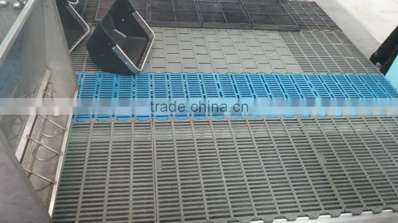 Plastic floor for pig farrowing crate