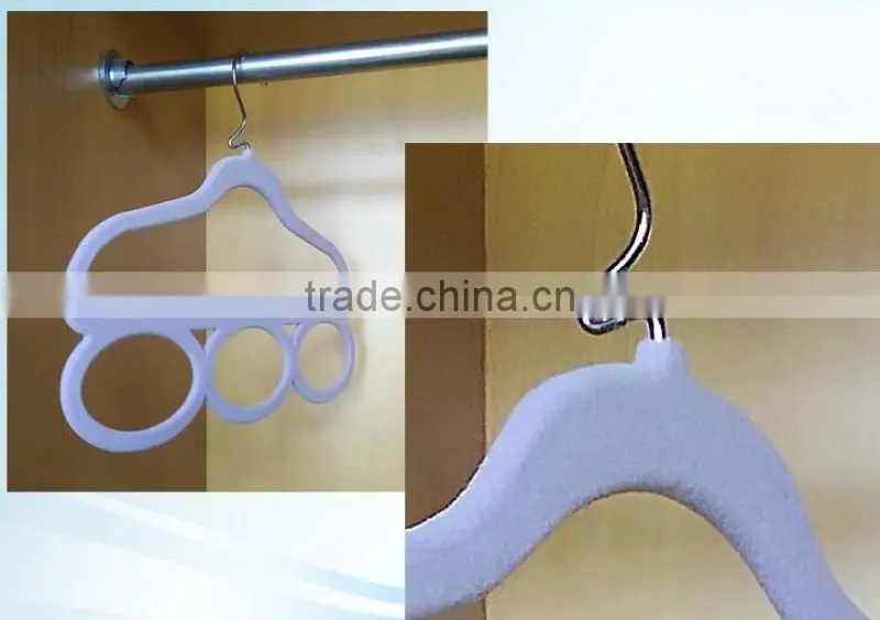 Valuable plastic expandable clothes hanger