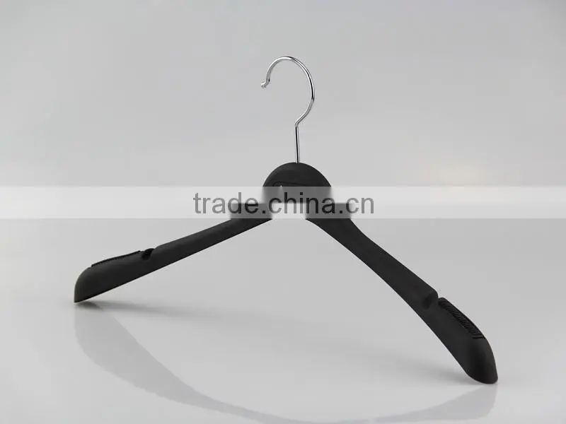antislip surface good quality plastic rubber hanger for men