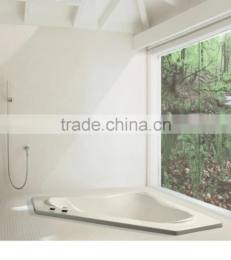 Folding bathtub shower screen