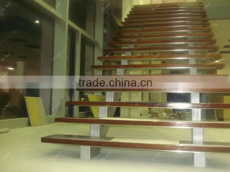 Single stringer staircase with glass railing