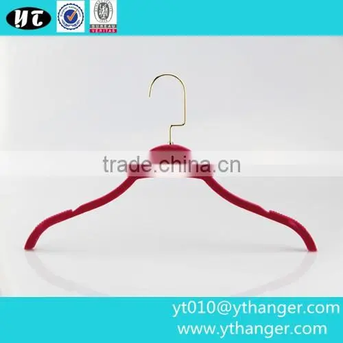 YY0447 hot selling thin velvet shirt hanger red t shirts plastic hanger for clothes