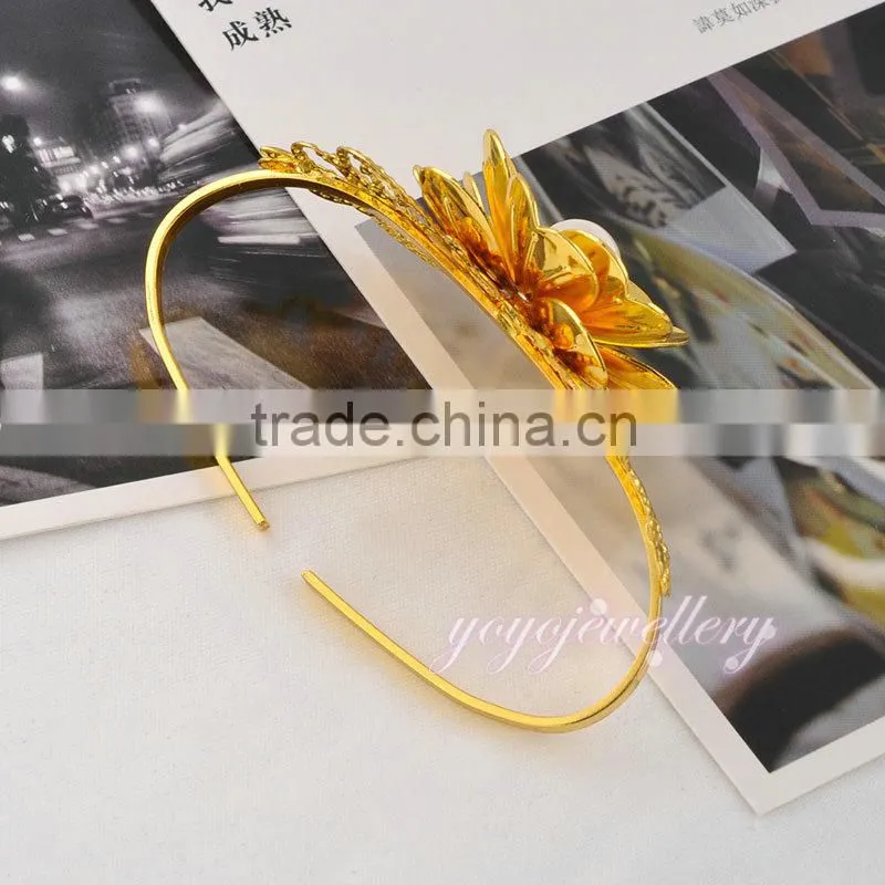 Flower pearl ladies model women hand palm bracelet