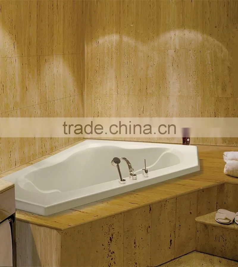 Folding bathtub shower screen