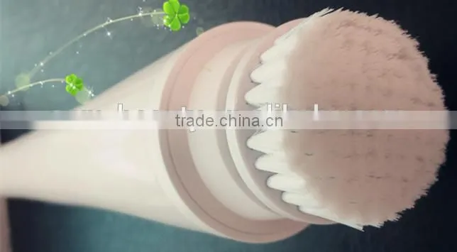 360 degrees rotation skin scrubber for facial cleansing