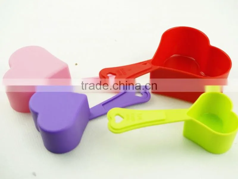 47009 4PCS HEART SHAPE MEASURING CUP