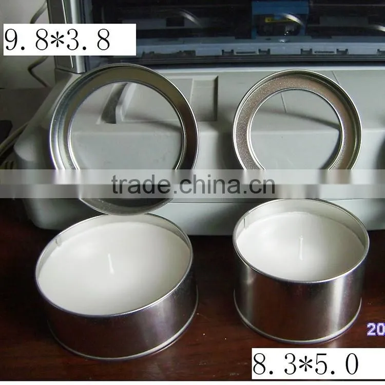 Silvery scented tin candle with string containers