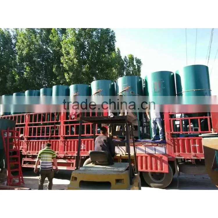 Vertical feed mixing machine for pigs and hens