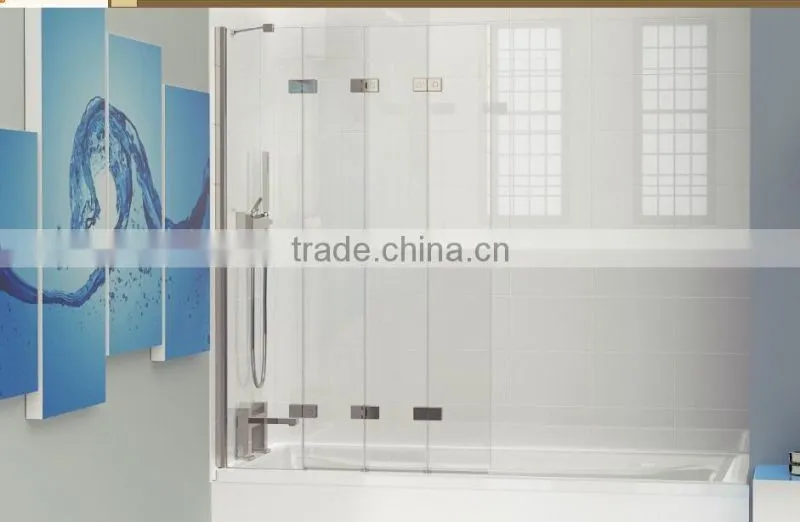 Folding bathtub shower screen
