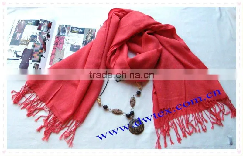 Pashmina scarf of plain red viscose muslim pattern