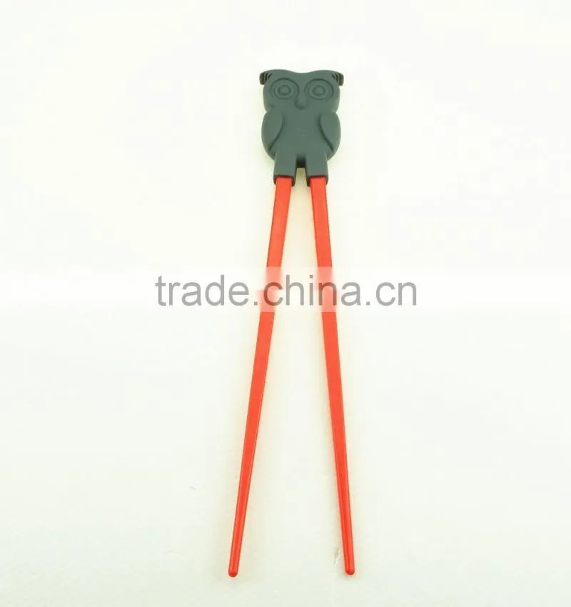 16075 Children learning silicone chopsticks with silicone helper