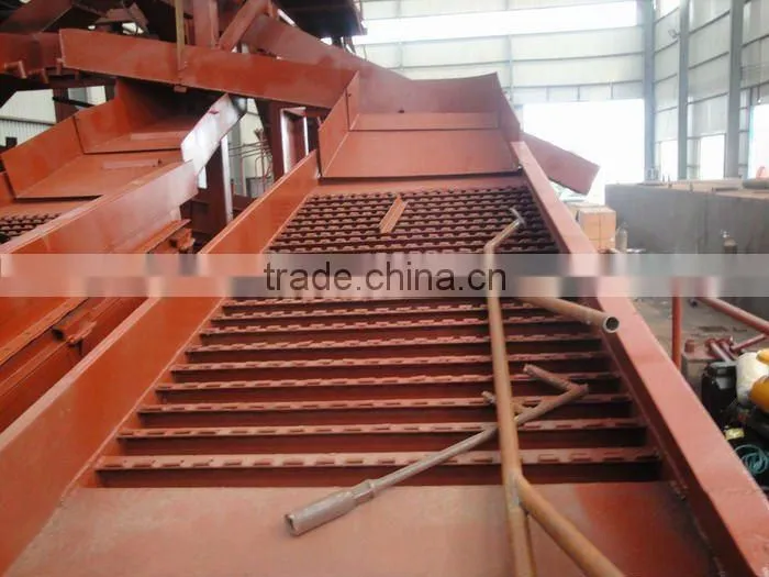 Portable pulsating gold sluice box for mining gold