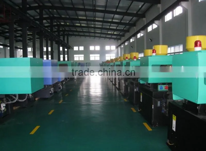 Automatic plastic injection molding machine