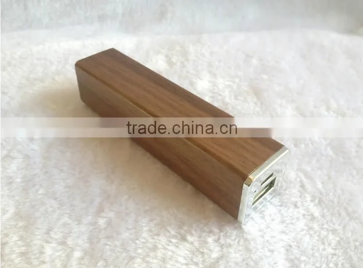 Wooden material cylindrical shape 2600mAh mobile powerbank charger with laser engraving logo as premium promotion gift
