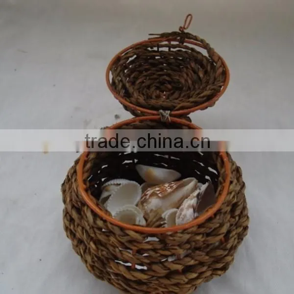 Accessory basket use for treasures collection