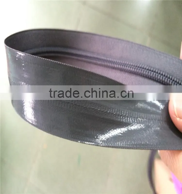 water-repellent nylon fabric with grey zippers for bags passed SGS Rain Test