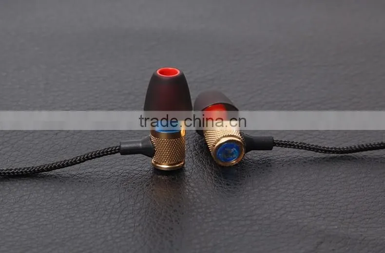 2016 popular metal wired earphone in ear earbuds with microphone
