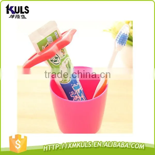 Multi-function lips creative lovely toothpaste squeezer