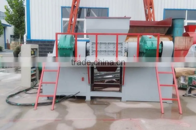 Plastic shredding machine with large capacity
