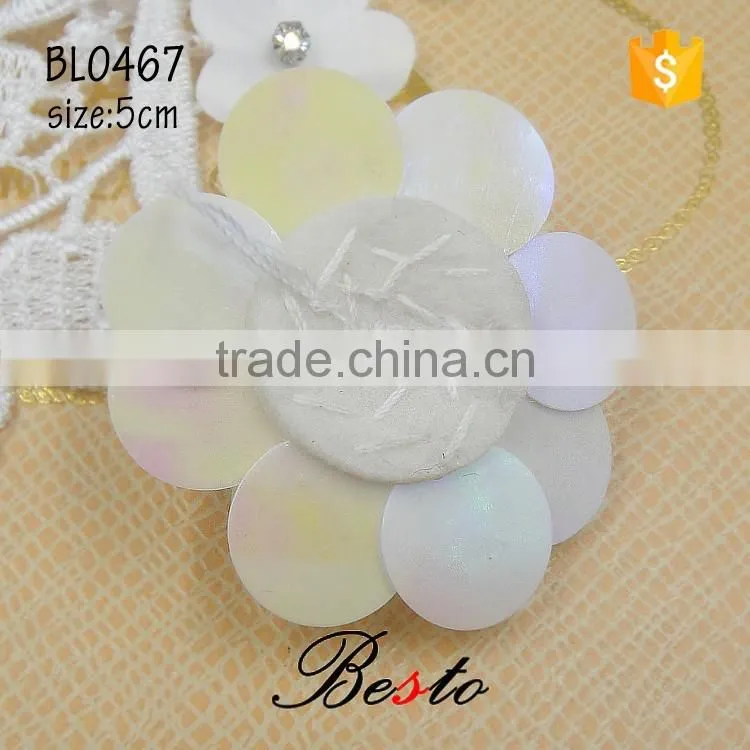 Factory wholesale decorative bead center white flower plastic applique for clothes