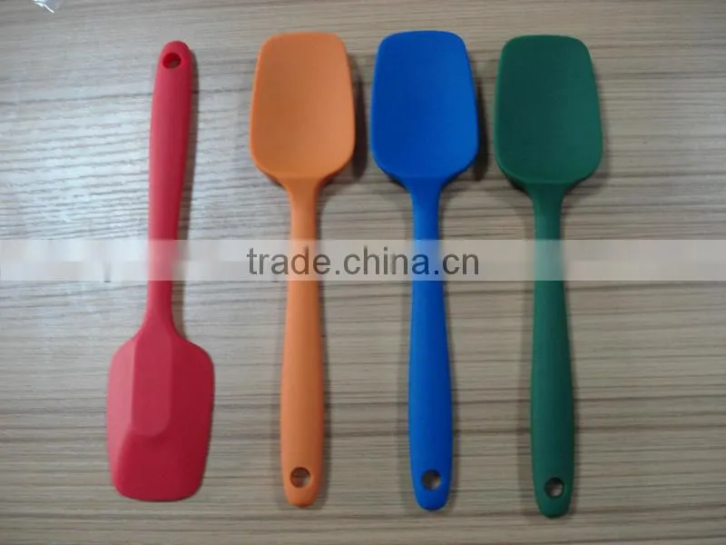 2014 wholesale soft and colored silicone spoon for babies
