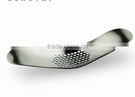 cy282 Curved garlic stainless steel 304/430 multi-functional manual garlic creative twist garlic kitchen worn garlic