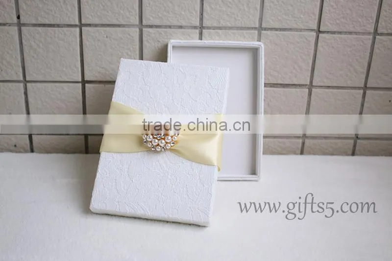New Design Custom fashion New high quality wedding invitation silk boxes with brooch