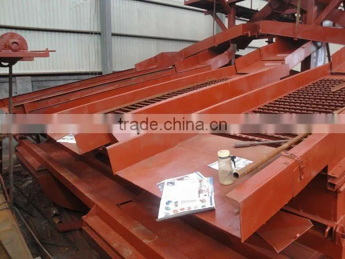 Portable pulsating gold sluice box for mining gold