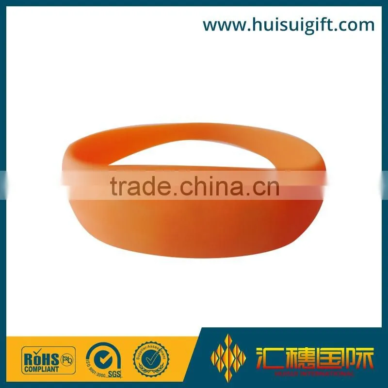 Cheap custom design gleamy silicone custom bracelet