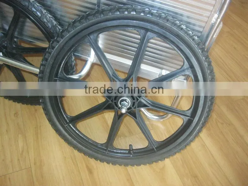 Bicycle wheel / bicycle wheel with plastic rim