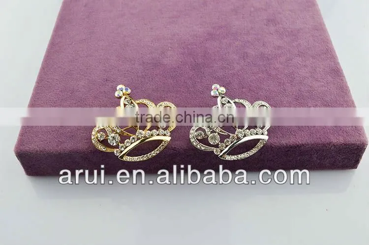 Crown christmas gift bow with brooch
