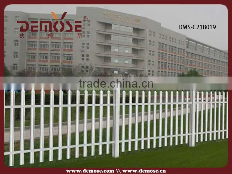 moderen backyard metal fence design