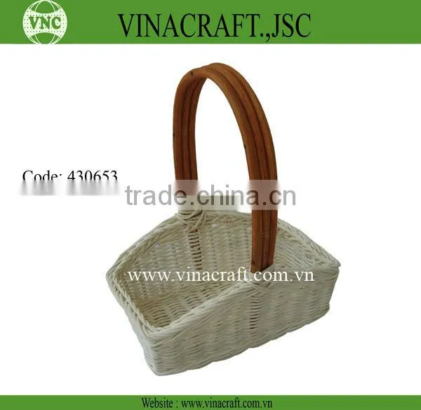Handmade corn leaf basket for picnic