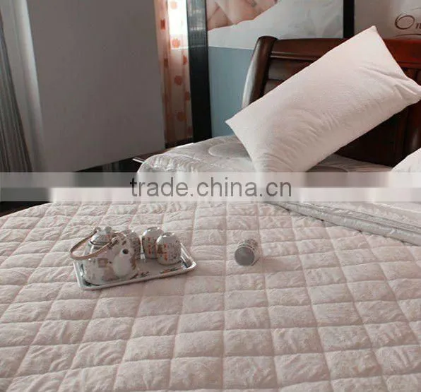 Quilted terry mattress protector for hospitality