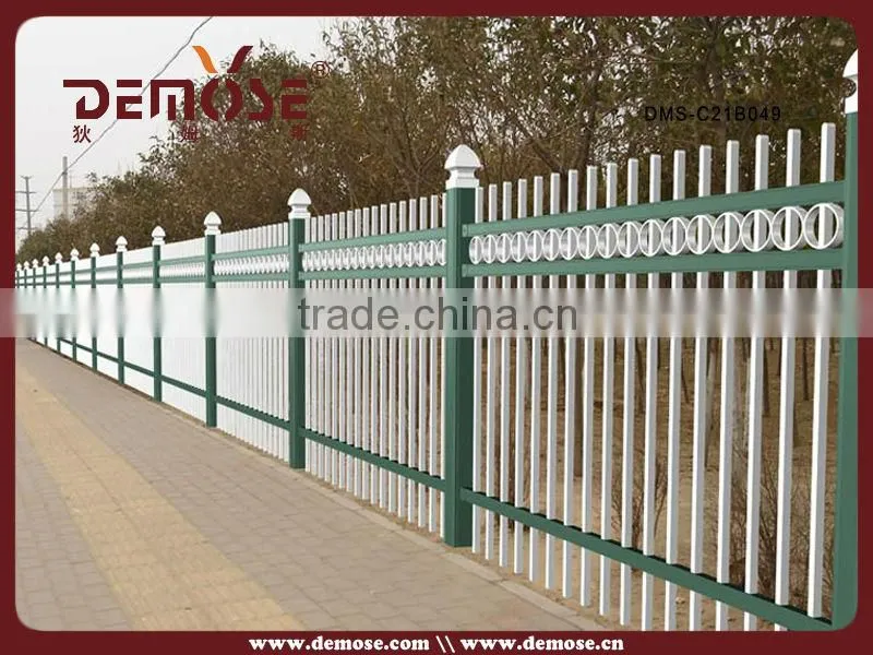 moderen backyard metal fence design