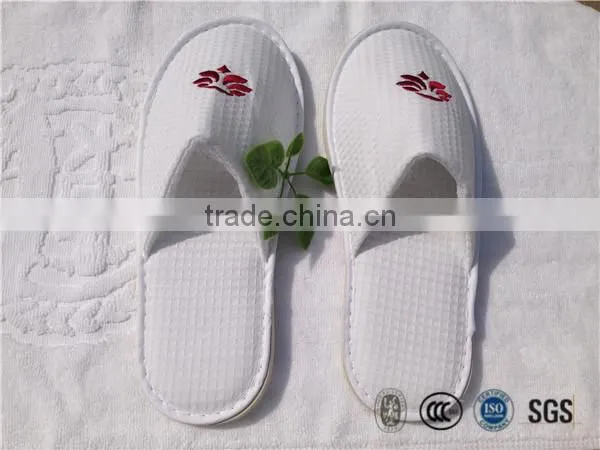 Personalized hotel and SPA waffle slipper with embroidary logo for men bathroom slippers