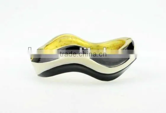 Fashion wave shape bangle