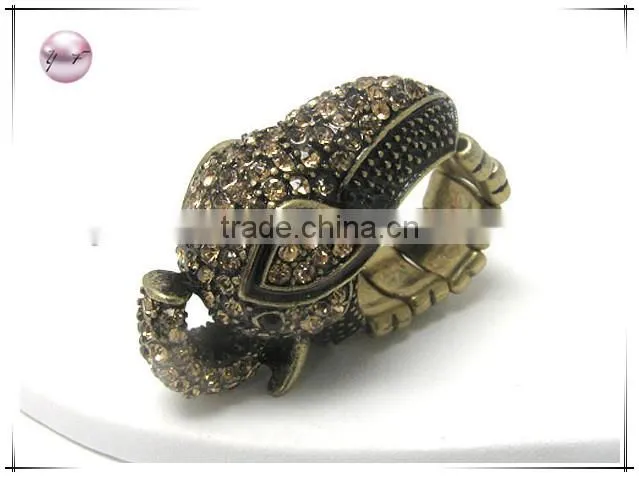 Crystal deco elephant stretch ring