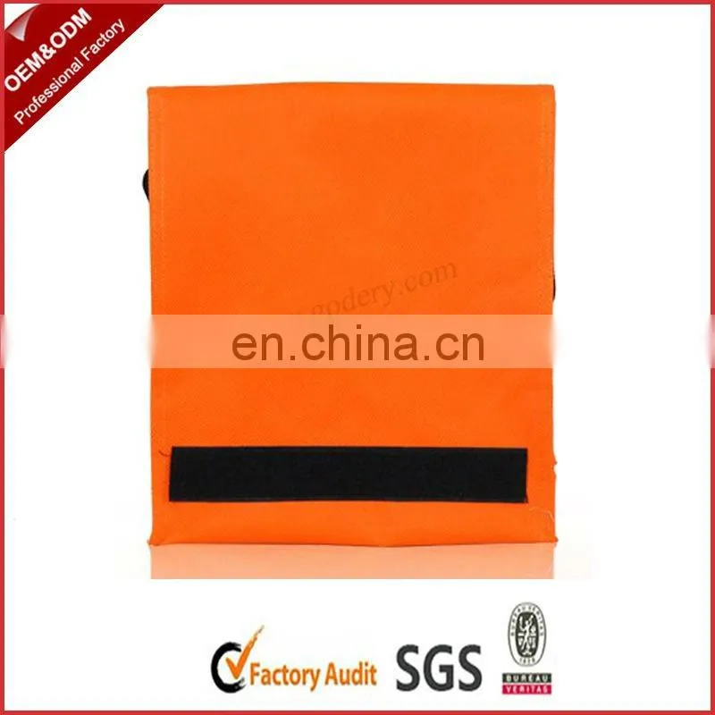 Foldable insulated bag for frozen food with black handle