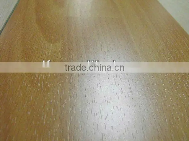 Deep synchronized grain surface laminate floor
