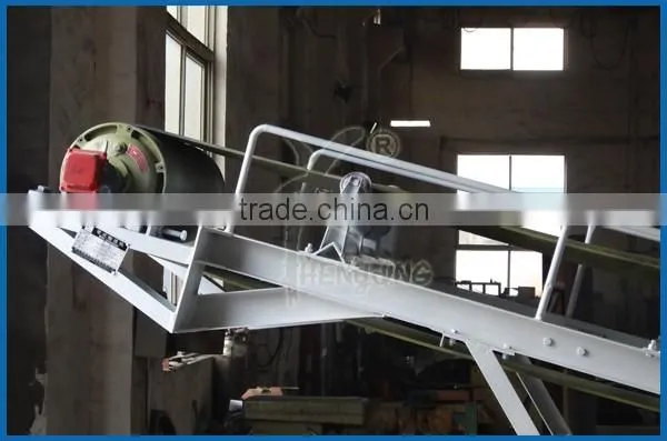 Movable belt conveyor for transporting bags
