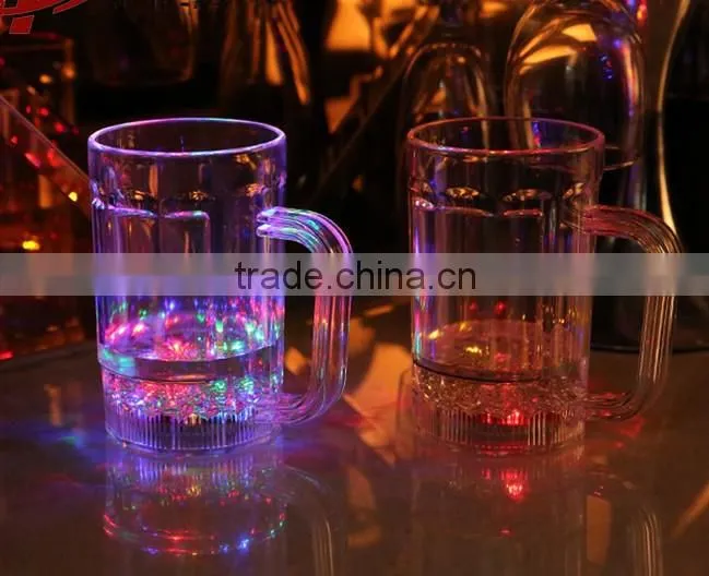 Plastic beer mug with flashing LED for bar&party, 480ml(17 ounce), water activated LED mug