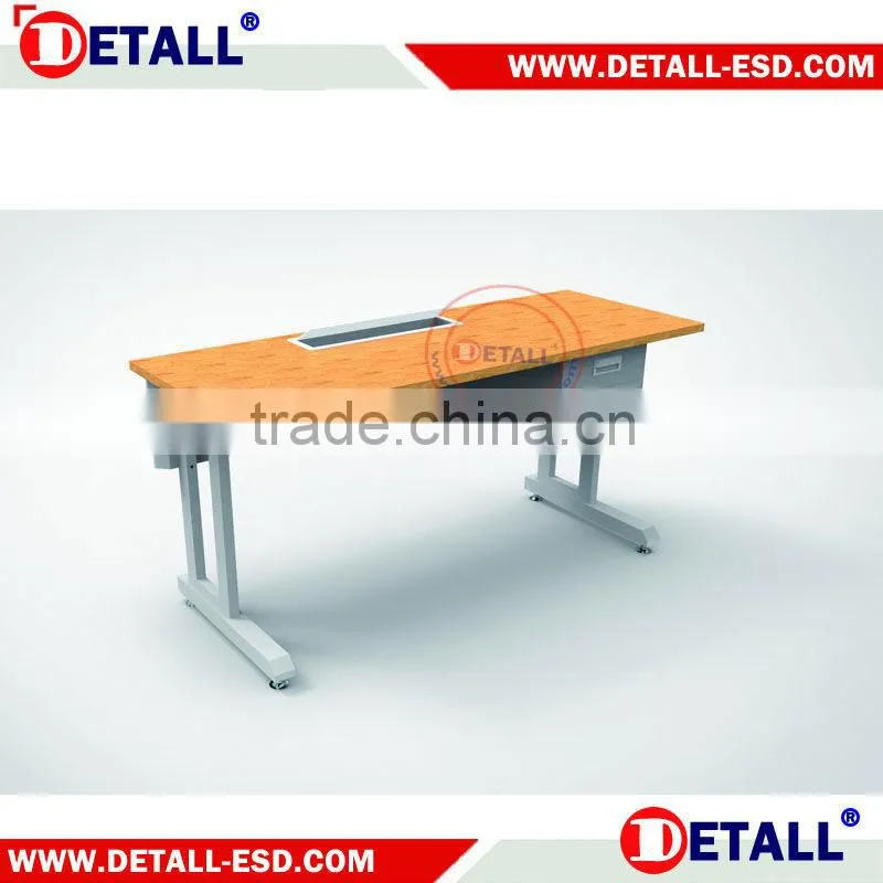 Wood workbench used with back panel (Detall)