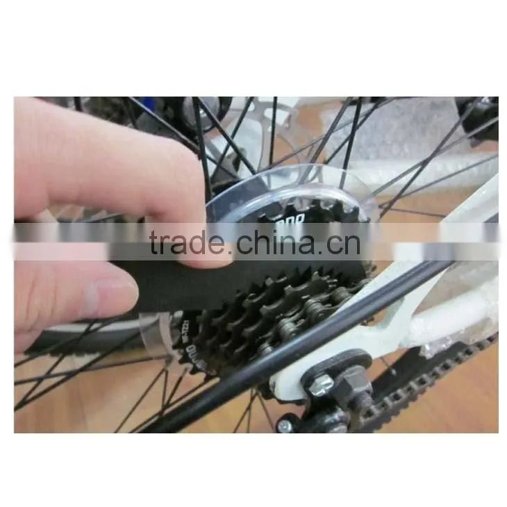 Bicycle chain cleaning brush