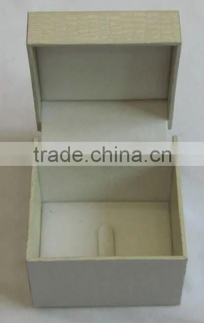 Square shape leatherette ring case