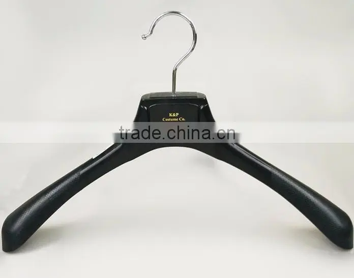 CY-669 High material custom logo plastic hanger black plastic hanger for men suits.