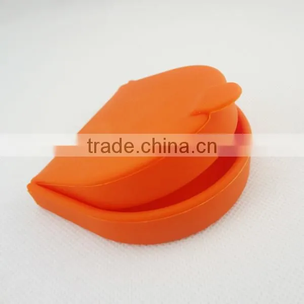 The horseshoe shaped silicone coin bag