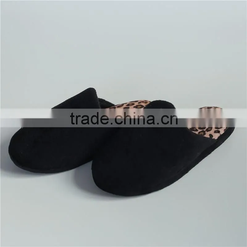 Woman microsuede indoor slipper with leopard print insole
