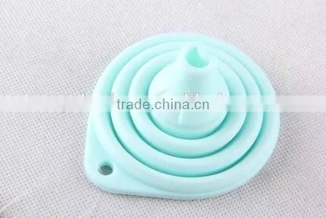 Hanging cooking tool folding circular silicone funnel